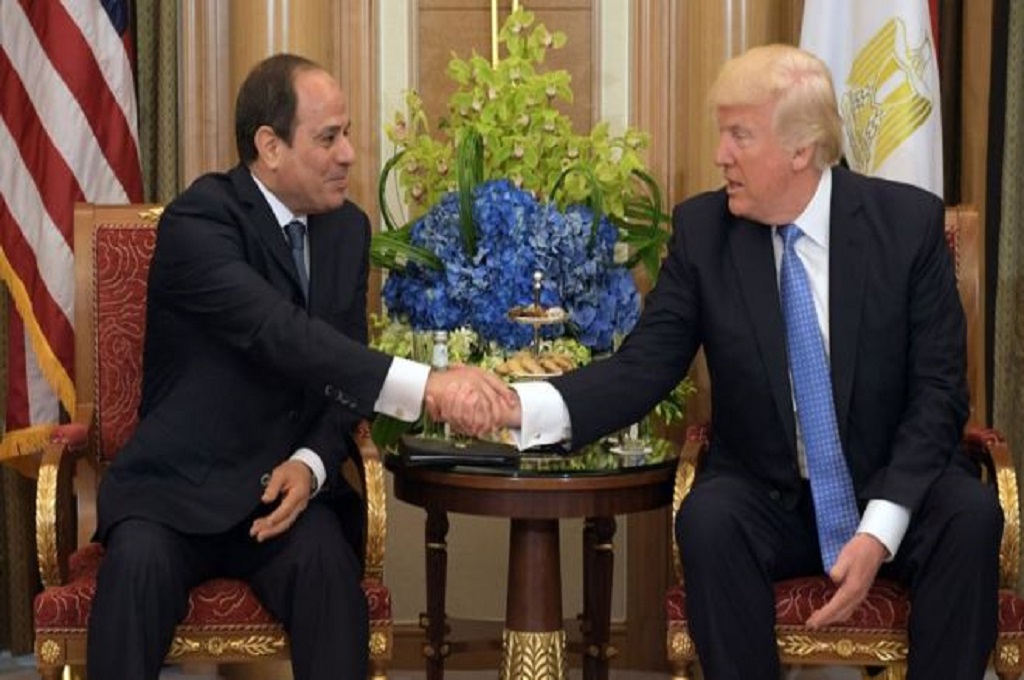 Presiden AS Donald Trump (kanan) berjabat tangan dengan Presiden Mesir Abdel Fattah al-Sisi di Gedung Putih, Washington, 9 April 2019. (Foto: AFP/MANDEL NGAN/GETTY)