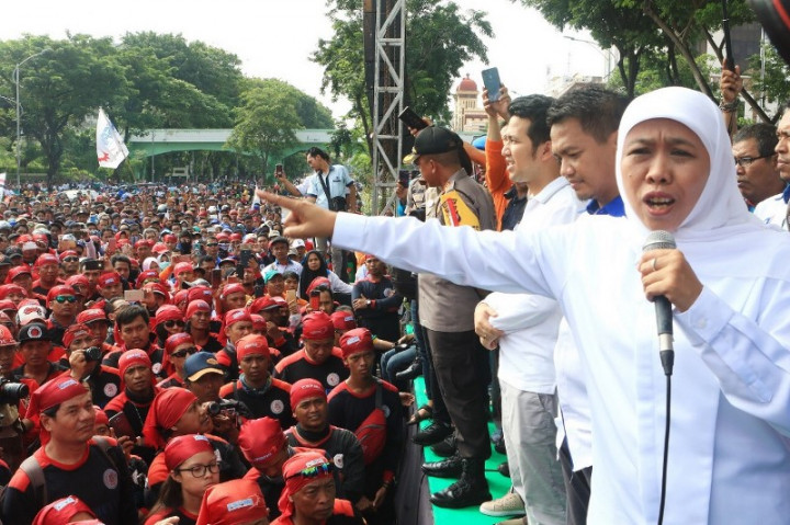 Khofifah Beri Jatah Lima Persen Anak Buruh Masuk SMA Negeri