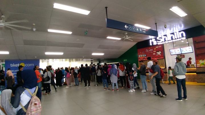 Masyarakat 'Wisata' MRT Saat <i>May Day</i>