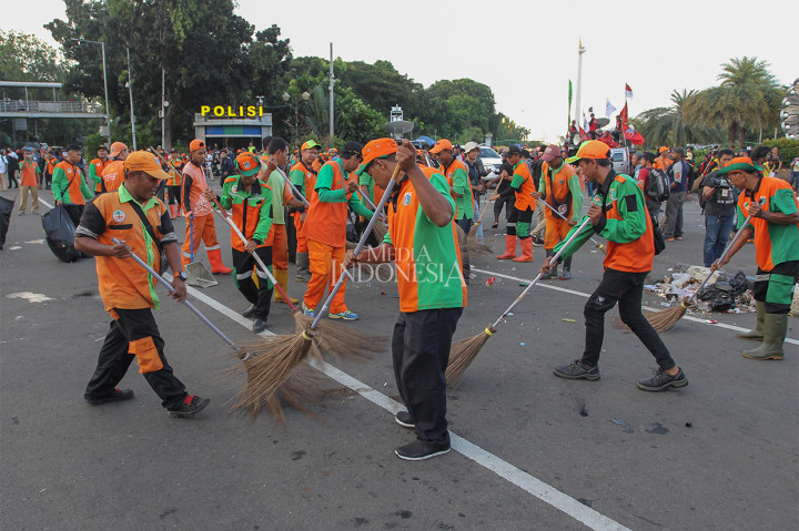 Pasukan Oranye Bersihkan Sampah Sisa Demo Hari Buruh
