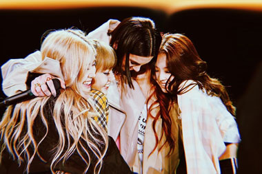 Dua Lipa Kejutkan Penggemar dalam Konser Blackpink