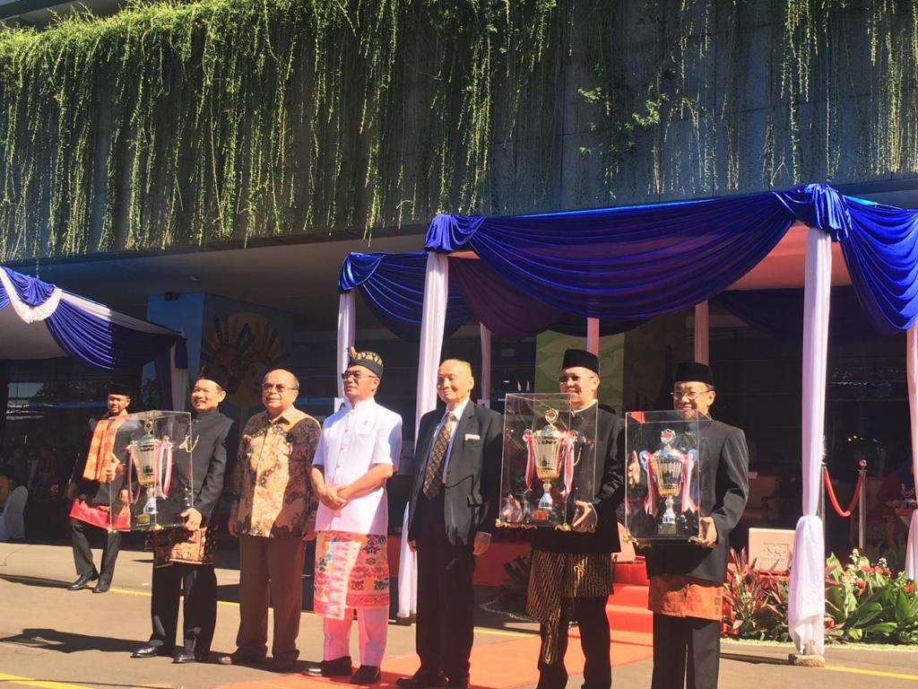 Mendikbud, Muhadjir Effendy saat memberikan penghargaan kepada sejumlah pejabat Kemendikbud di sela-sela Upacara Peringatan Hardiknas 2019, Medcom.id/Intan Yunelia.