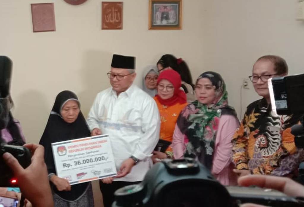 KPU Serahkan Santunan kepada Keluarga Petugas KPPS Wafat