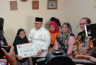 KPU Serahkan Santunan kepada Keluarga Petugas KPPS Wafat