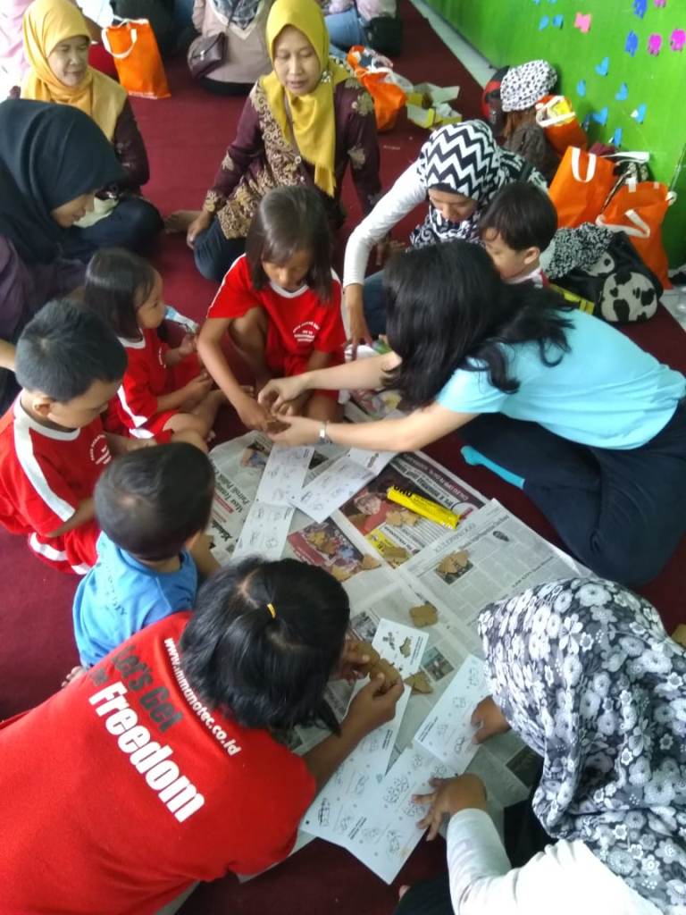 Fakultas Arsitektur dan Desain Universitas Kristen Duta Wacana (FAD UKDW) menyelenggarakan acara bertema “Bermain Bersama Taman Indria, Belajar Menjadi Arsitek Cilik” di Taman Indria Ibu Pawiyatan Taman Siswa, UKDW/Humas.