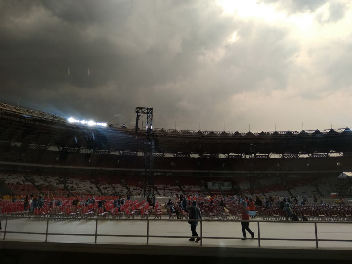 Mendung, Penonton Ed Sheeran di Jakarta Kenakan Jas Hujan