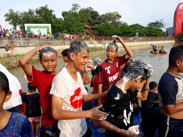 Sambut Ramadan, Ratusan Warga Tangerang Keramas di Sungai