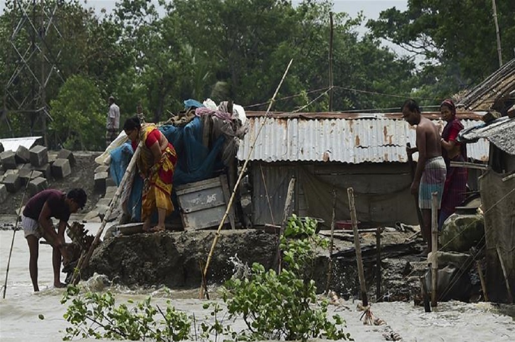 Warga di Khulna, Bangladesh, memperbaiki rumah mereka yang rusak diterjang Siklon Fani. (Foto: AFP/Munir Uz Zaman)