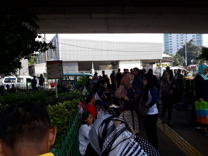 Satpol PP Siaga Pedagang Bandel di Tanah Abang