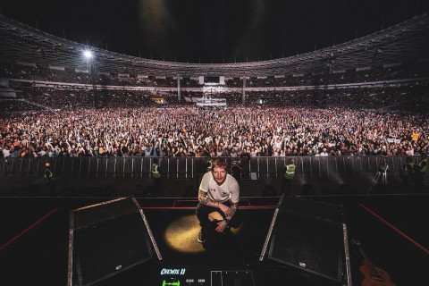 Ed Sheeran Bagikan Foto Foto Keseruan Konsernya Di Jakarta Rencananya tiket konser ed sheeran mulai dijual pada tanggal 5 desember 2018 melalui website resmi www.edsheeranjakarta.com. ed sheeran bagikan foto foto keseruan