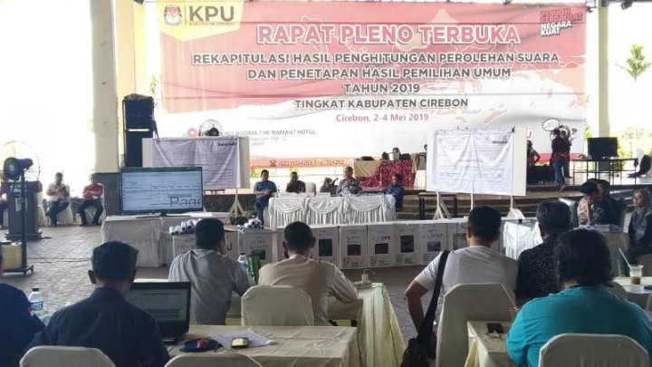 Pleno Rekapitulasi di Cirebon Molor
