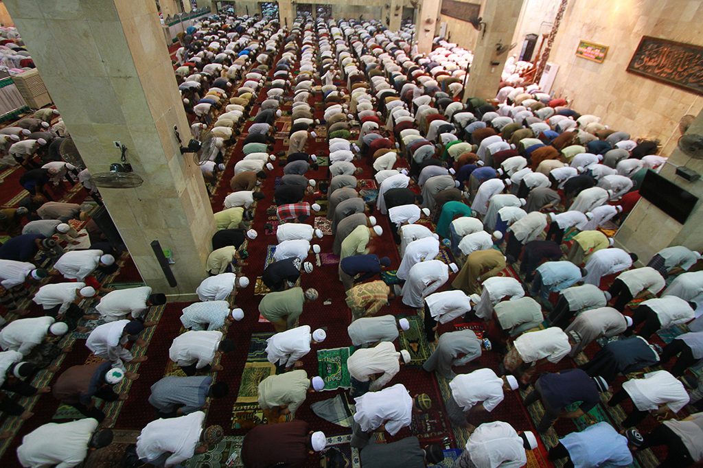 Umat Muslim Jalani Salat Tarawih Pertama