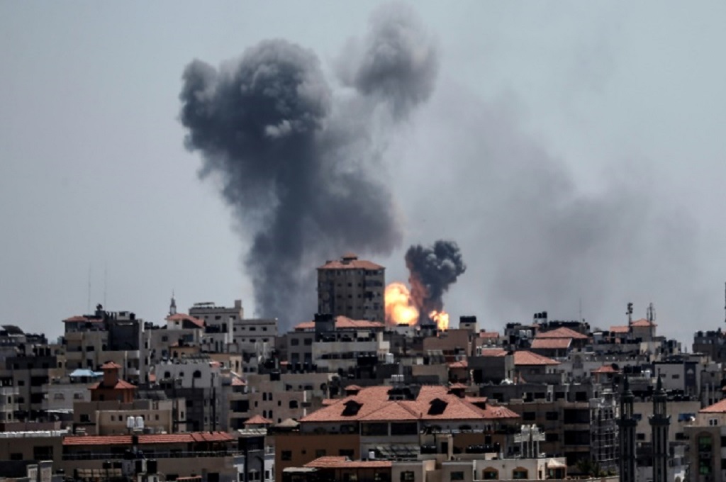 Asap mengepul dari serangan udara Israel di Gaza, Minggu 5 Mei 2019. (Foto: AFP / MAHMUD HAMS)
