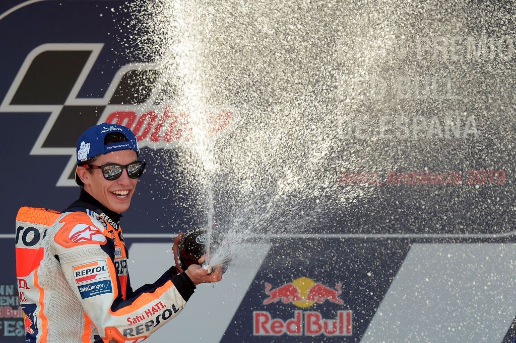 Marc Marquez merayakan kemenangan di MotoGP Spanyol. (JORGE GUERRERO / AFP)