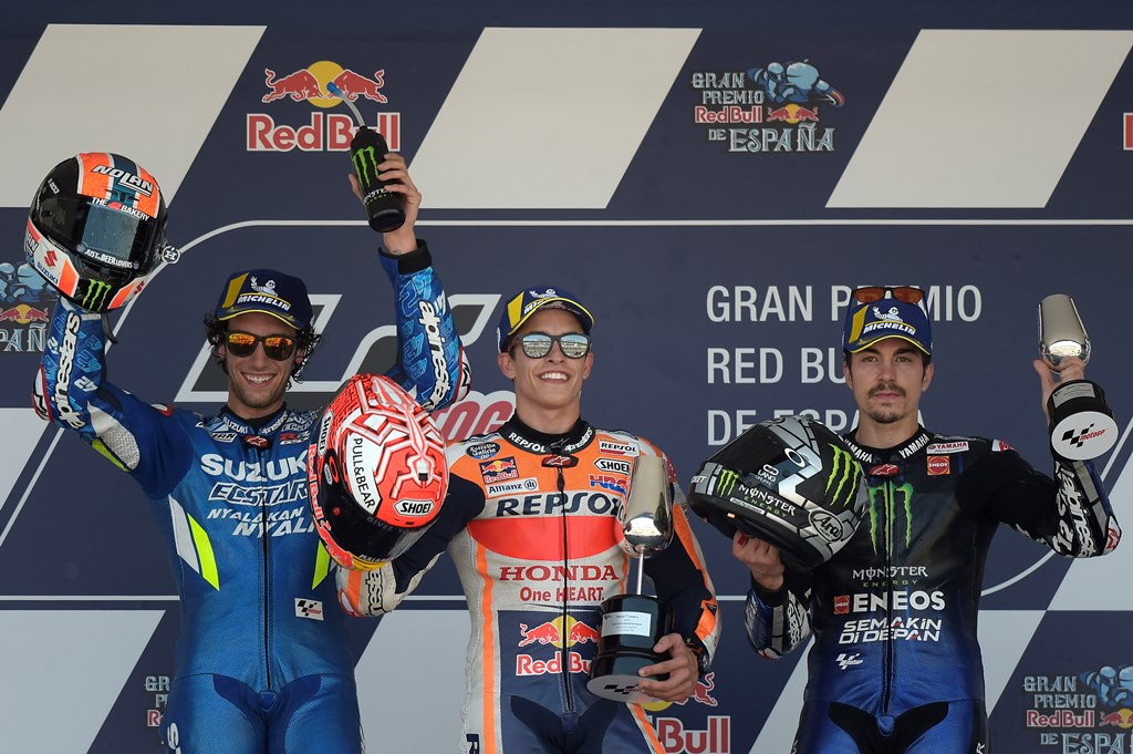 Alex Rins, Marc Marquez, Maverick Vinales (kiri-kanan). (Foto: JORGE GUERRERO / AFP)