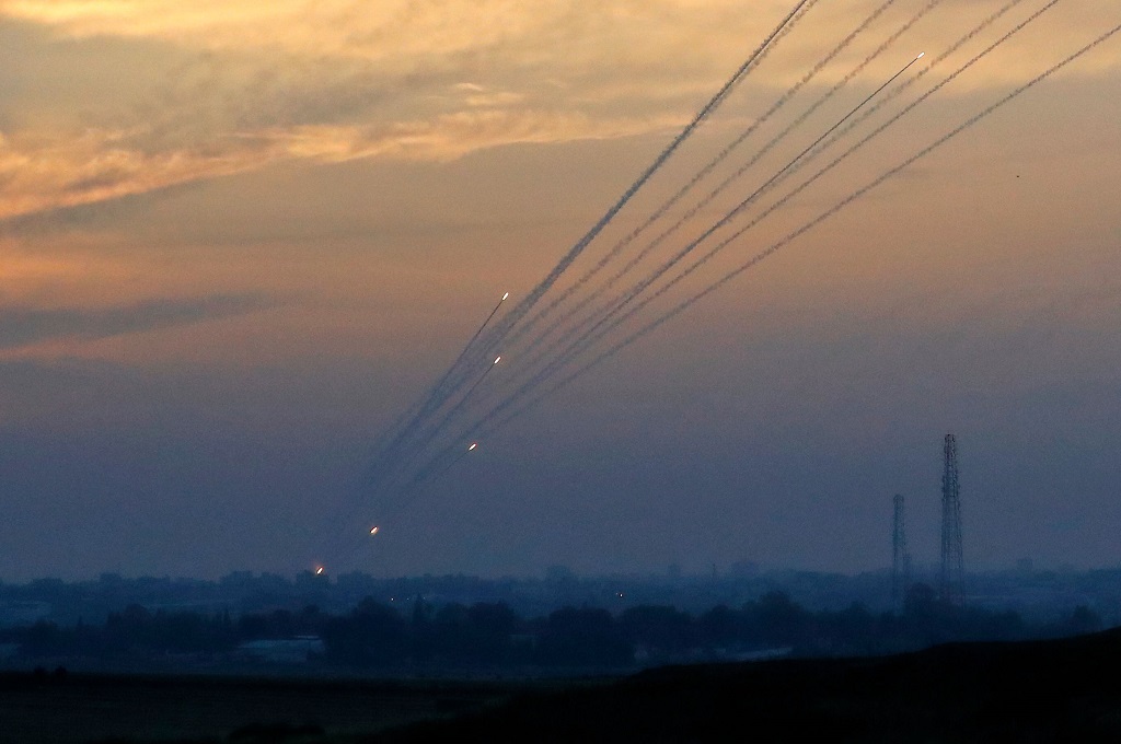 Sejumlah roket terlihat diluncurkan dari Jalur Gaza ke arah wilayah Israel, 5 Mei 2019. (Foto: AFP/JACK GUEZ)