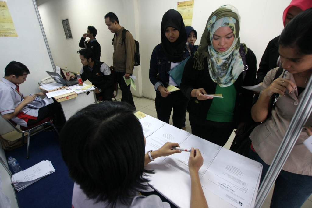 Pencari kerja mencari lapangan pekerjaan saat berlangsungnya Pameran Job Fair, MI/Bary Fathahilah.