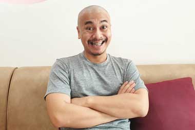 Raditya Dika Pamer Gendong Anak Bayi Pertama