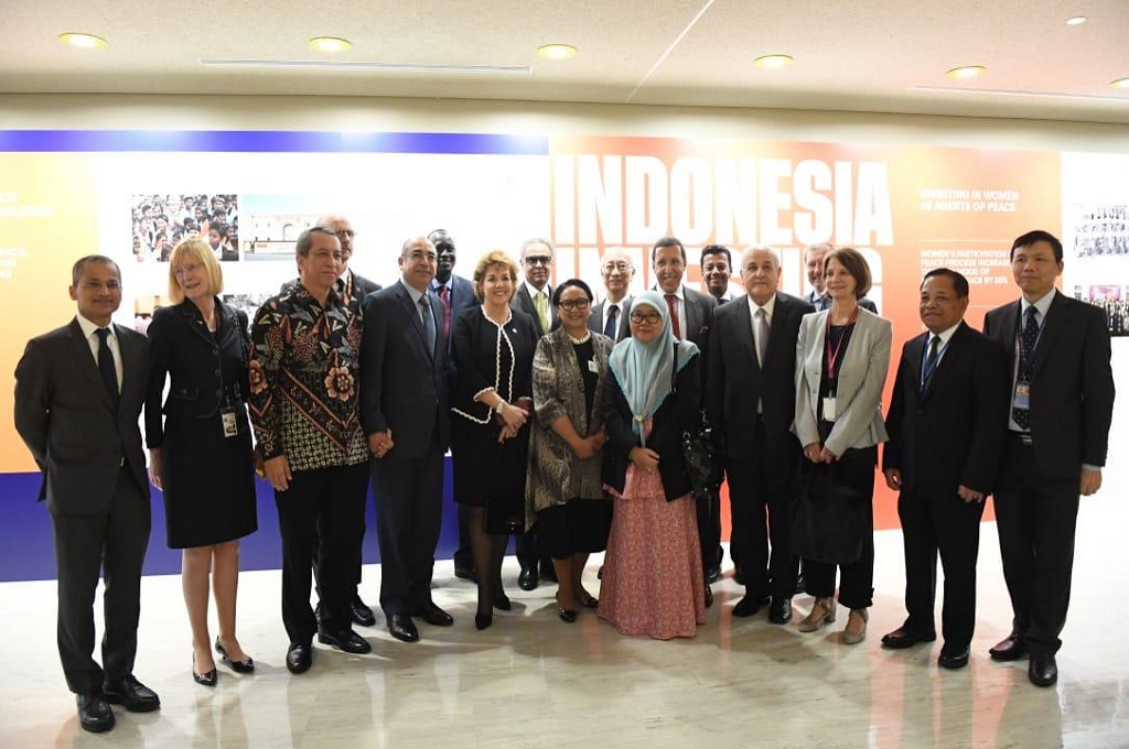 Menlu Retno Marsudi (tengah) dalam pembukaan pameran foto bertema 'Menabur Benih Perdamaian' di New York, AS, 6 Mei 2019. (Foto: Kemenlu RI)