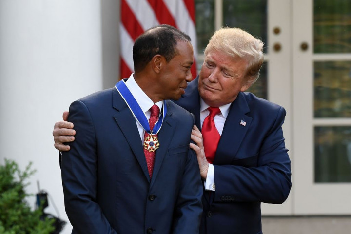 Tiger Woods Terima Medali Kebebasan dari Donald Trump