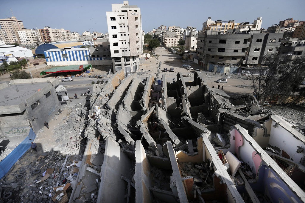 Sebuah bangunan yang hancur terkena serangan udara Israel di Gaza, 6 Mei 2019. (Foto: AFP/MAHMUD HAMS)