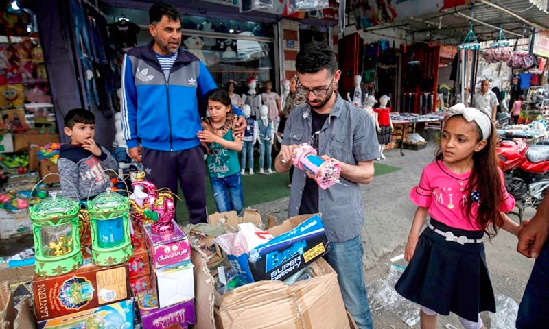 Warga di Gaza bisa belanja dengan tenang di awal bulan Ramadan, usai kekerasan di perbatasan Gaza-Israel yang menewaskan 21 warga Palestina. (Foto: AFP).