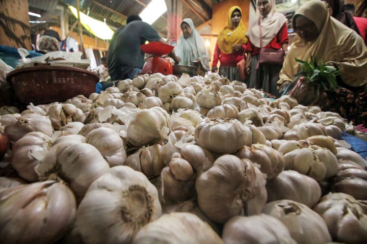 Harga Bawang Putih di Pasar Induk Kramat Jati Menurun