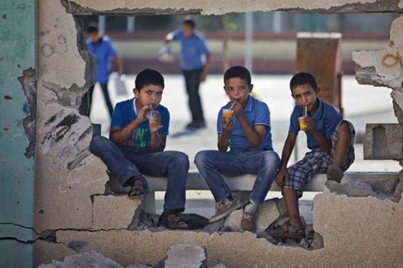 Anak-anak di Gaza, Palestina kehilangan sekolah mereka karena serangan Israel. (Foto: Maan).
