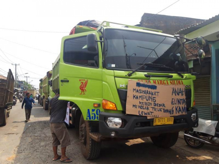 Warga Kota Tangerang 'Bajak' Kendaraan Berat