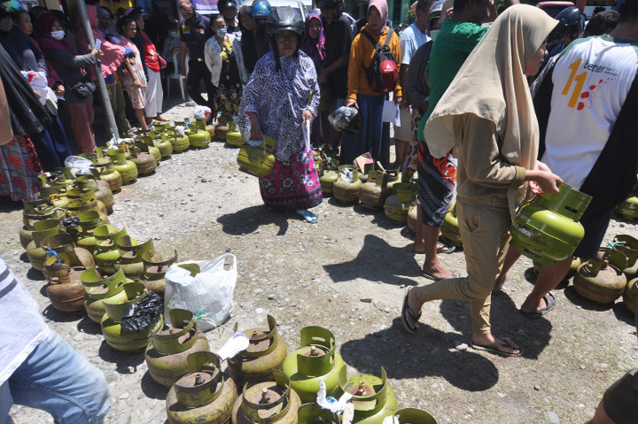 Antrean Panjang Operasi Pasar Elpiji 3 Kg di Palu