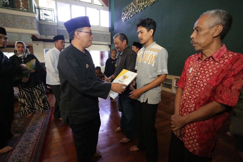 Wali Kota Bandung Oded M. Danial memberikan santunan kepada keluarga korban yang menjadi KPPS dalam melaksanakan Pemilu 2019.