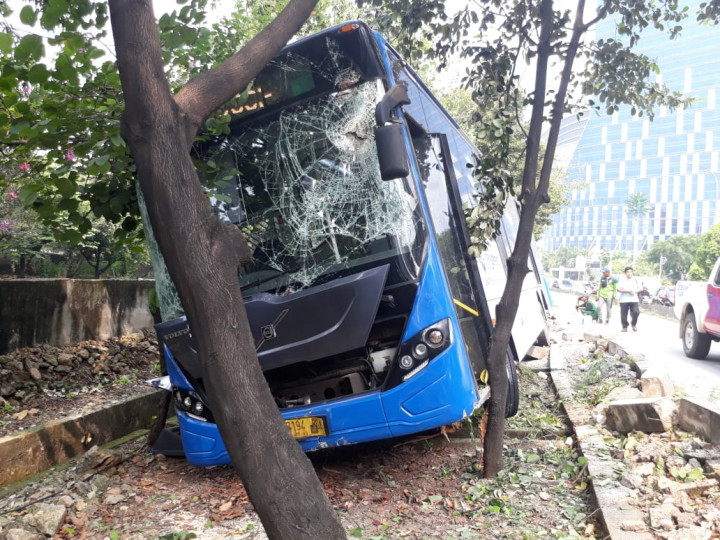 Bus Transjakarta Tabrak Pembatas karena Sopir Mengantuk