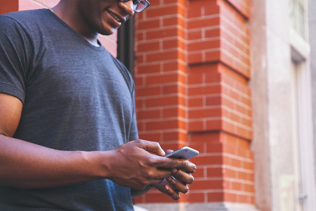 Pria yang baik akan melakukan apa yang dia bisa untuk mengesankan Anda. Karena aksi lebih bermakna daripada hanya kata-kata dalam sebuah hubungan romantis. (Foto: Pexels.com)