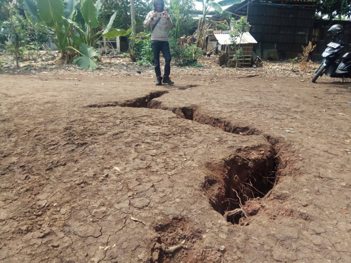 Puluhan Warga Lebak Mengungsi karena Pergerakan Tanah
