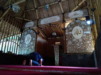 Kesejukan Masjid Bambu di Tengah Kota Cirebon