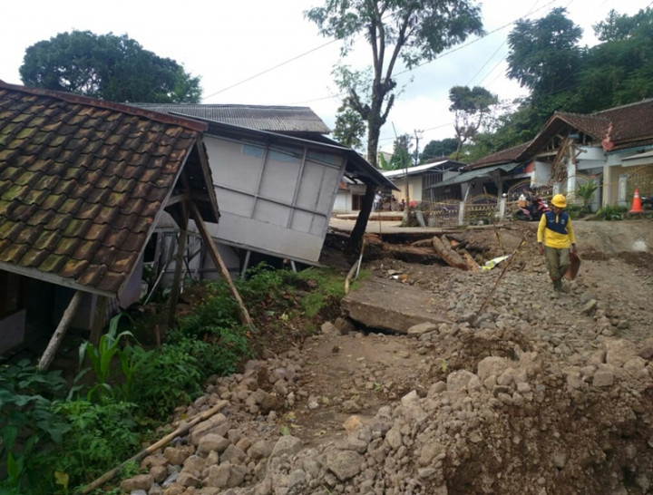 Pergeseran Tanah di Gunungbatu Sukabumi Makin Parah