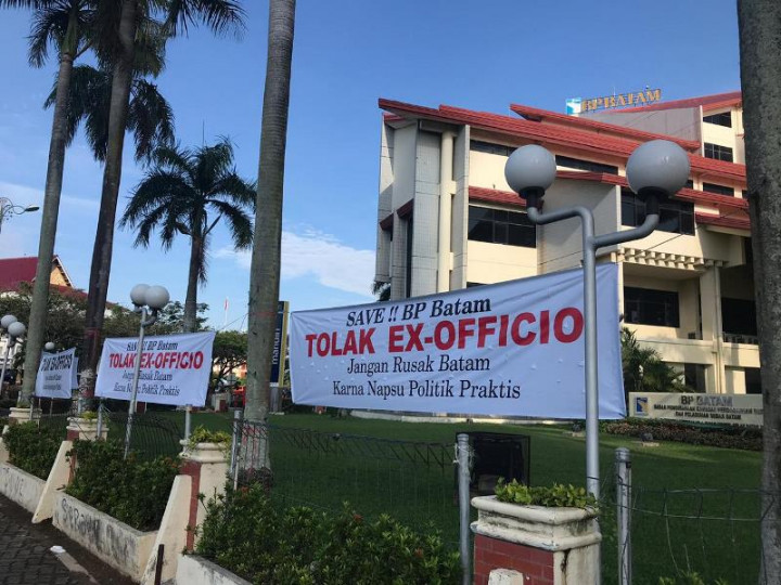 Spanduk Tolak Ex-Officio Hiasi Kantor BP Batam