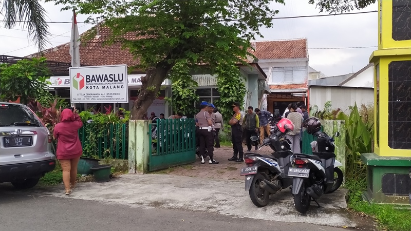 Suasana penjagaan di Kantor Bawaslu Kota Malang.
