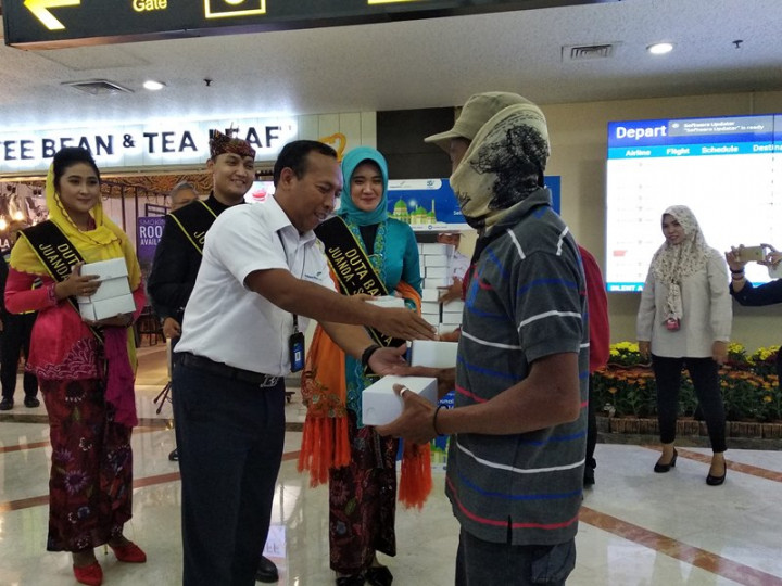 Bandara Juanda Bagi Ribuan Takjil Gratis untuk Penumpang