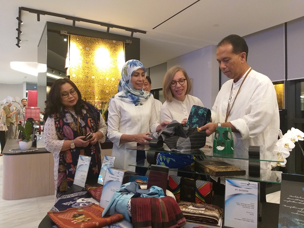 Direktur Eksekutif LPEI Sinthya Roesly (dua dari kiri) (FOTO: Medcom.id/Eko Nordiansyah)