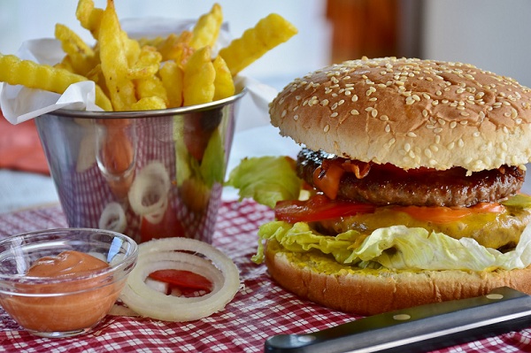 (Kebiasaan mengonsumsi makanan cepat saji lebih berisiko menyebabkan kematian ketimbang merokok.. Foto: Pixabay.com)