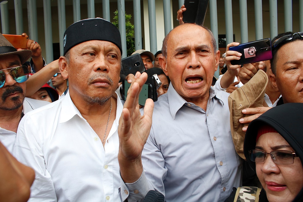 Inisiator Gabungan Elemen Rakyat untuk Keadilan & Kebenaran (GERAK) Mayjen Kivlan Zen (kanan) dan pengacara Eggi Sudjana (kiri). (Foto: MI/Bary Fathahillah)