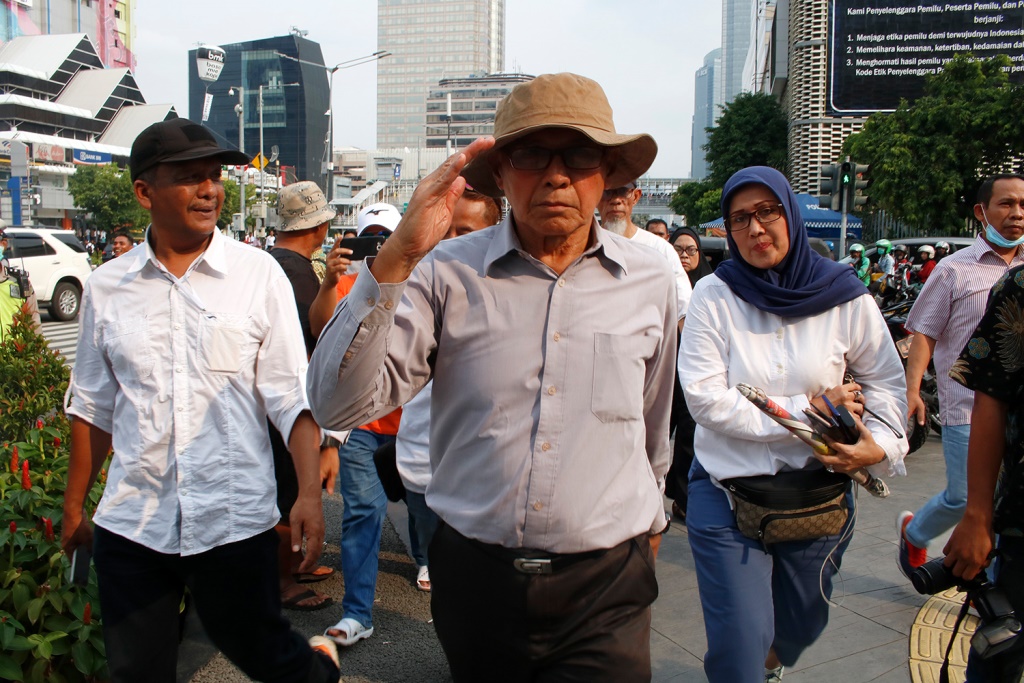 Inisiator Gabungan Elemen Rakyat untuk Keadilan & Kebenaran (GERAK) Mayjen TNI (purn) Kivlan Zen (tengah) bergegas memberi hormat saat menggelar unjuk rasa di depan Gedung Bawaslu RI, Jakarta. (Foto: MI/Bary Fathahillah)