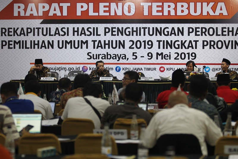 Suasana rapat pleno terbuka rekapitulasi hasil penghitungan perolehan suara Pemilu 2019 tingkat provinsi di Surabaya, Jawa Timur, Minggu (5/5/2019). NTARA FOTO/Moch Asim.