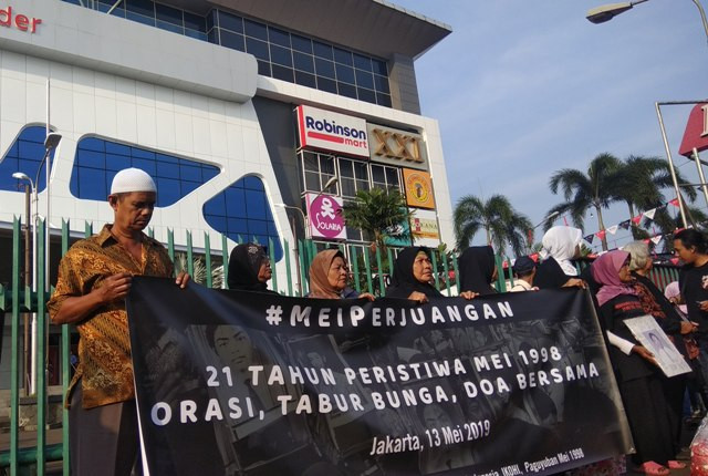 Keluarga Korban Tragedi 1998 Gelar Aksi Tabur Bunga