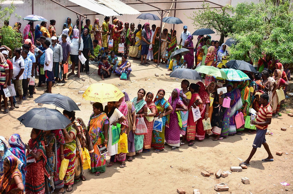 Warga di distrik Puri, India, 12 Mei 2019, menanti bantuan darurat usai rumah mereka diterjang Siklon Fani. (Foto: AFP/ASIT KUMAR)