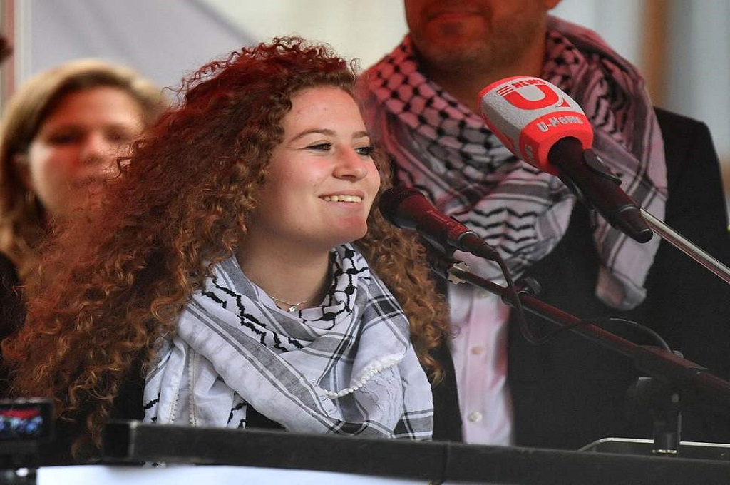 Ahed Tamimi berbicara di London, Inggris, 11 Mei 2019. (Foto: AFP/Getty Images)