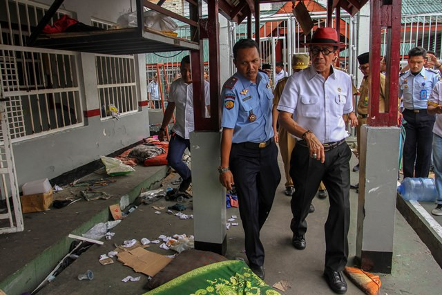 Menteri Hukum dan HAM Yasonna Laoly (tiga kiri) mendengarkan penjelasan dari Kepala Rutan Kelas II B SIak Gatot Suariyoko (dua kiri) ketika meninjau kondisi bangunan pascakerusuhan yang berujung pembakaran oleh narapidana di Rumah Tahanan Negara (Rutan) K