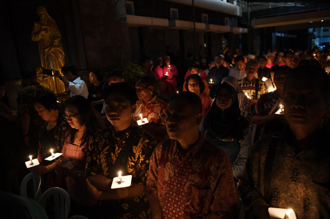 Tepat setahun yang lalu terjadi teror bom di tiga gereja di Surabaya. Yakni di Gereja Santa Maria Tak Bercela (SMTB), Gereja Pantekosta Pusat Surabaya, dan Gereja Kristen Indonesia (GKI).