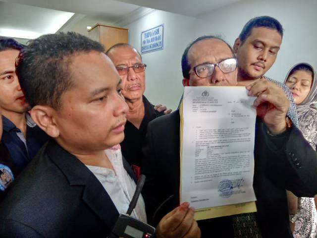 Pengacara Eggi Sudjana menunjukkan surat penangkapan/Medcom.id/Yona